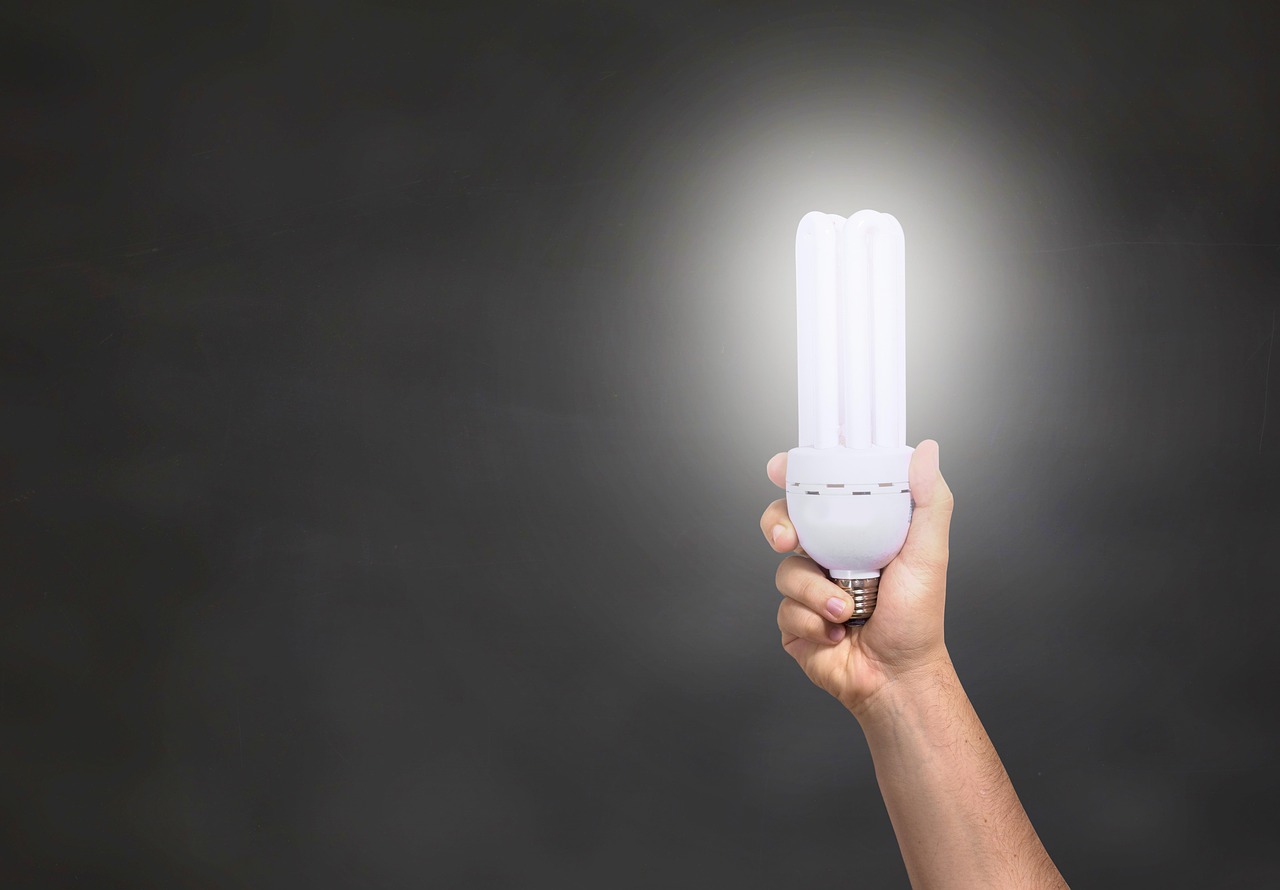 Slimme led-lampen met kleurverandering in studeerkamer. Slimme led-lampen met kleurverandering in studeerkamer.