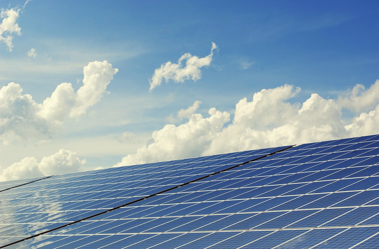 Zonnepanelen geïntegreerd in moderne gevelontwerpen. Zonnepanelen geïntegreerd in moderne gevelontwerpen.