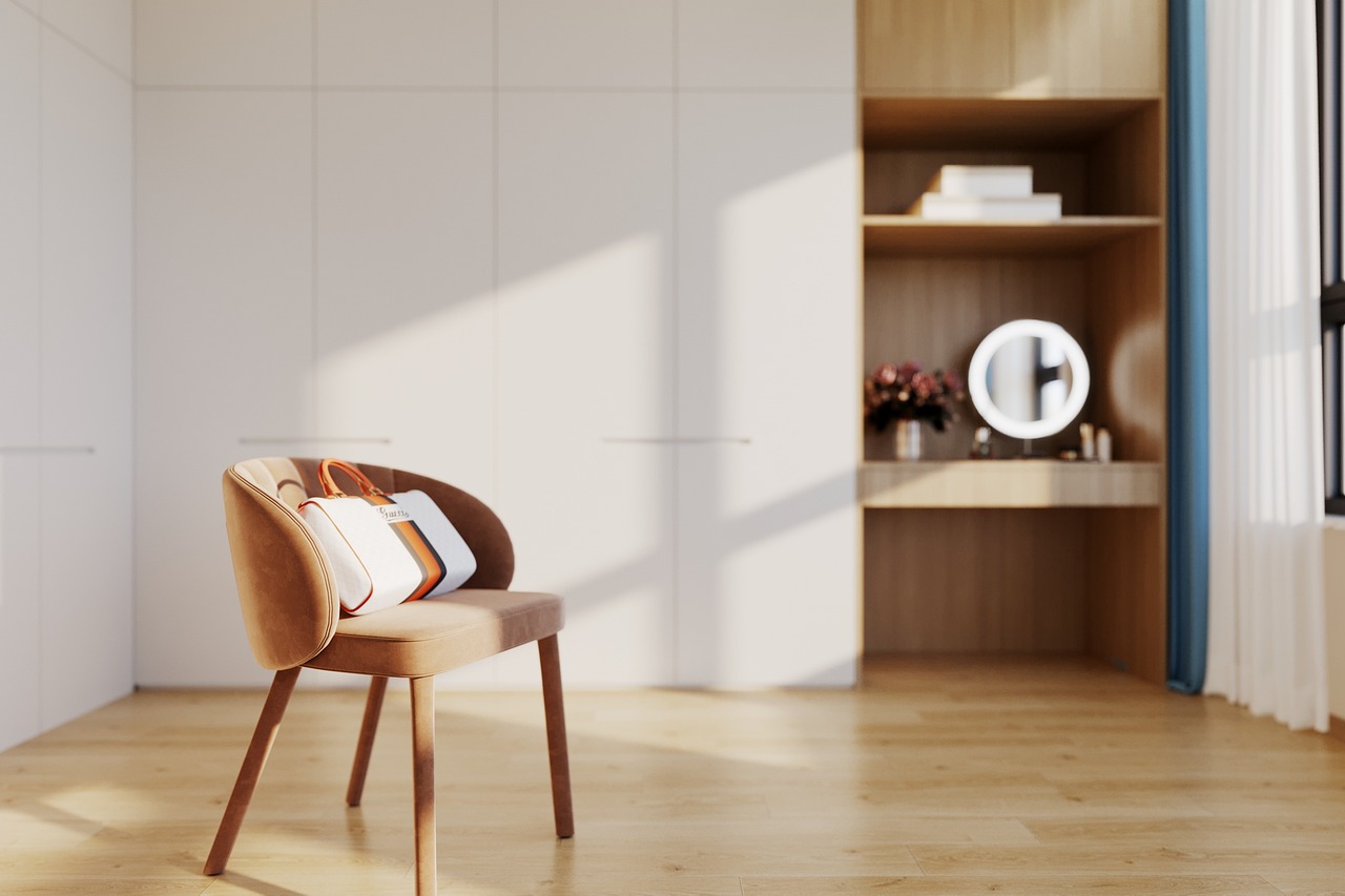 Luxe slaapkamer met gedurfde, kleurrijke kunst.